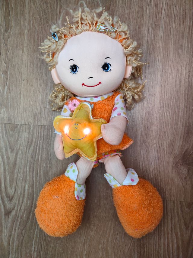 Muñeca de tela con melodía y luz Nuevo.