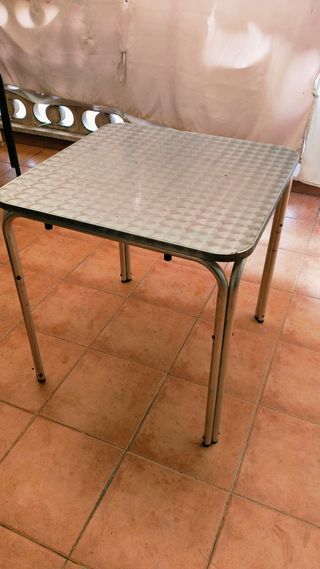 CONJUNTO DE 4 SILLAS DE ALUMINIO Y MESA.