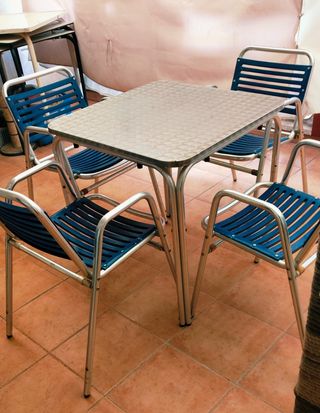 CONJUNTO DE 4 SILLAS DE ALUMINIO Y MESA.