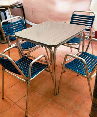 CONJUNTO DE 4 SILLAS DE ALUMINIO Y MESA.