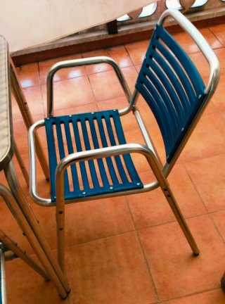 CONJUNTO DE MESA Y 4 SILLAS DE ALUMINIO.