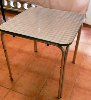 CONJUNTO DE MESA Y 4 SILLAS DE ALUMINIO.