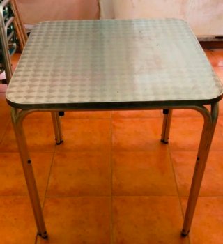 CONJUNTO DE MESA Y 4 SILLAS DE ALUMINIO.