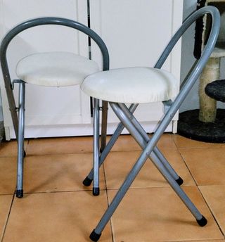 Dos taburete plegables el asiento polipiel blanco