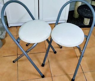 Dos taburete plegables el asiento polipiel blanco