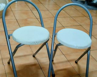 Dos taburete plegables el asiento polipiel blanco