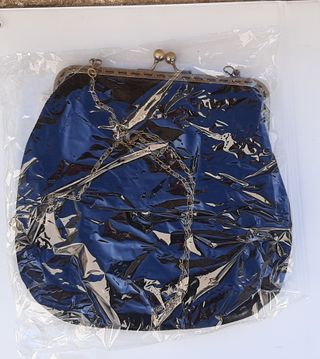 Bolso clutch negro de terciopelo con cadena