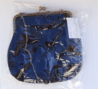 Bolso clutch negro de terciopelo con cadena