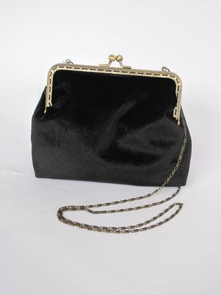 Bolso clutch negro de terciopelo con cadena