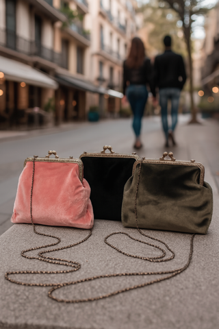 Bolso clutch negro de terciopelo con cadena