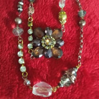 Collar de perlas y piedras preciosas