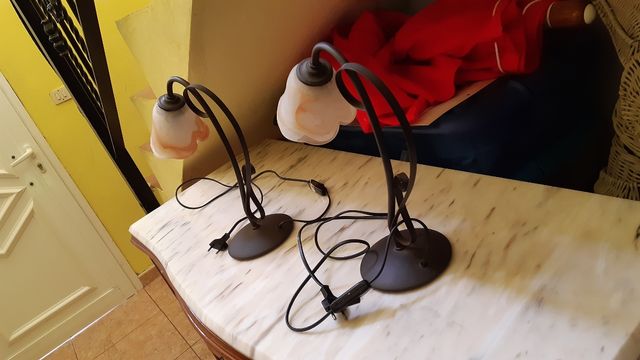 Dos lamparas de mesa de noche
