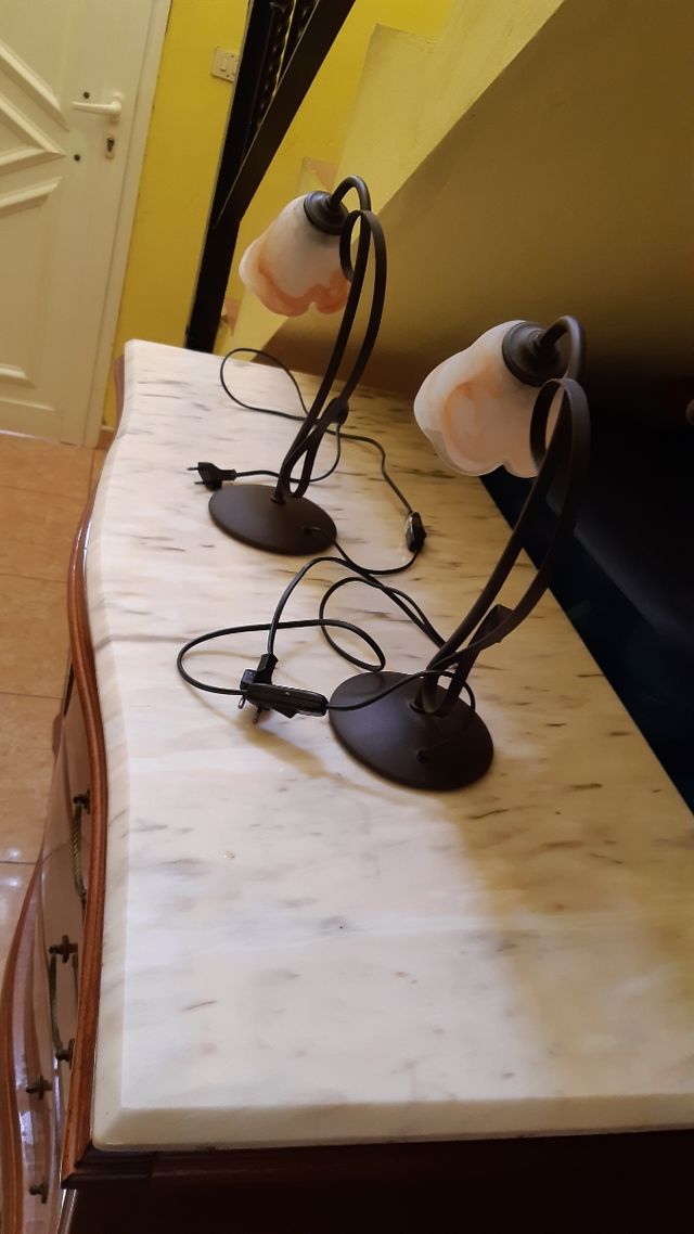 Dos lamparas de mesa de noche