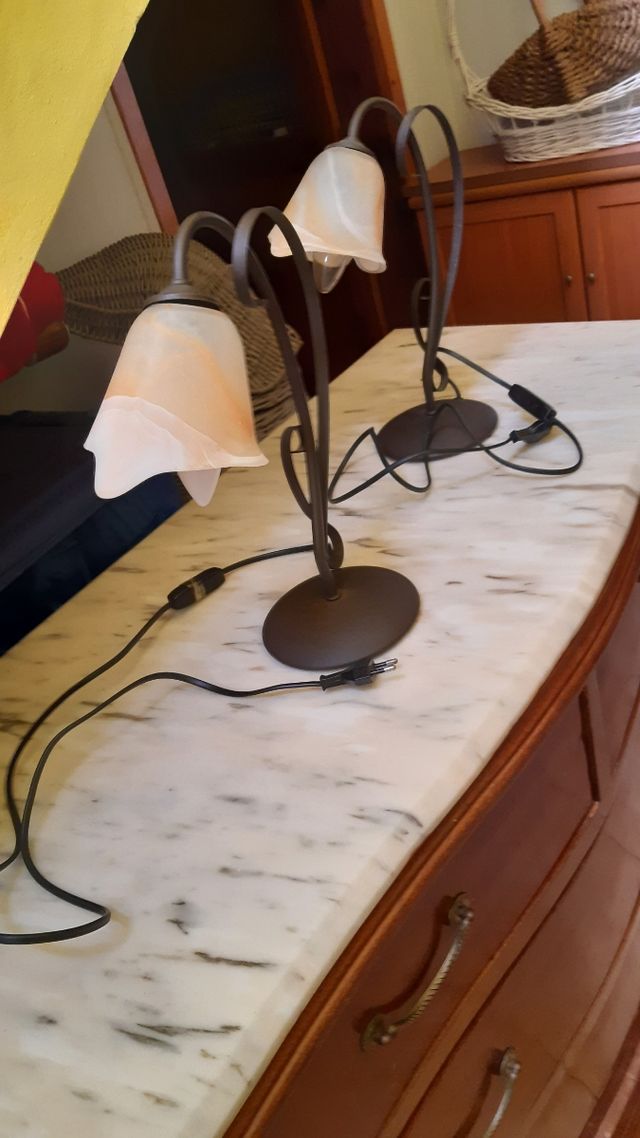 Dos lamparas de mesa de noche