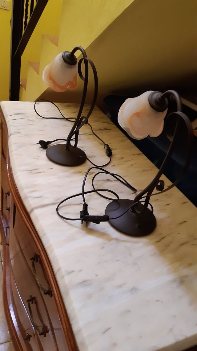 Dos lamparas de mesa de noche