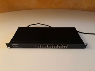 UNO SWITCH DA 24 PORTE COME NUOVO 10/100/1000 GIGA