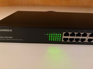 UNO SWITCH DA 24 PORTE COME NUOVO 10/100/1000 GIGA