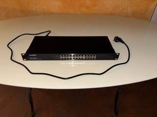 UNO SWITCH DA 24 PORTE COME NUOVO 10/100/1000 GIGA