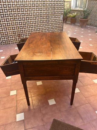 Antiguo escritorio en madera de pino