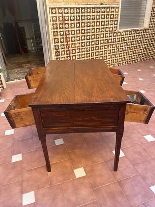 Antiguo escritorio en madera de pino