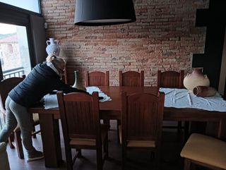 Sedie da tavolo in legno massello separate. 