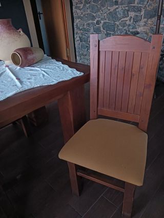 Sedie da tavolo in legno massello separate. 