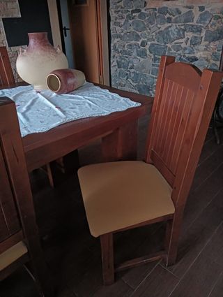 Sedie da tavolo in legno massello separate. 