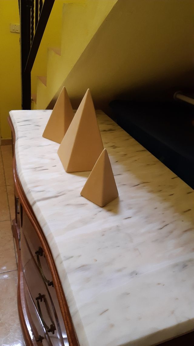 3 Figuras decorativas en amarillo