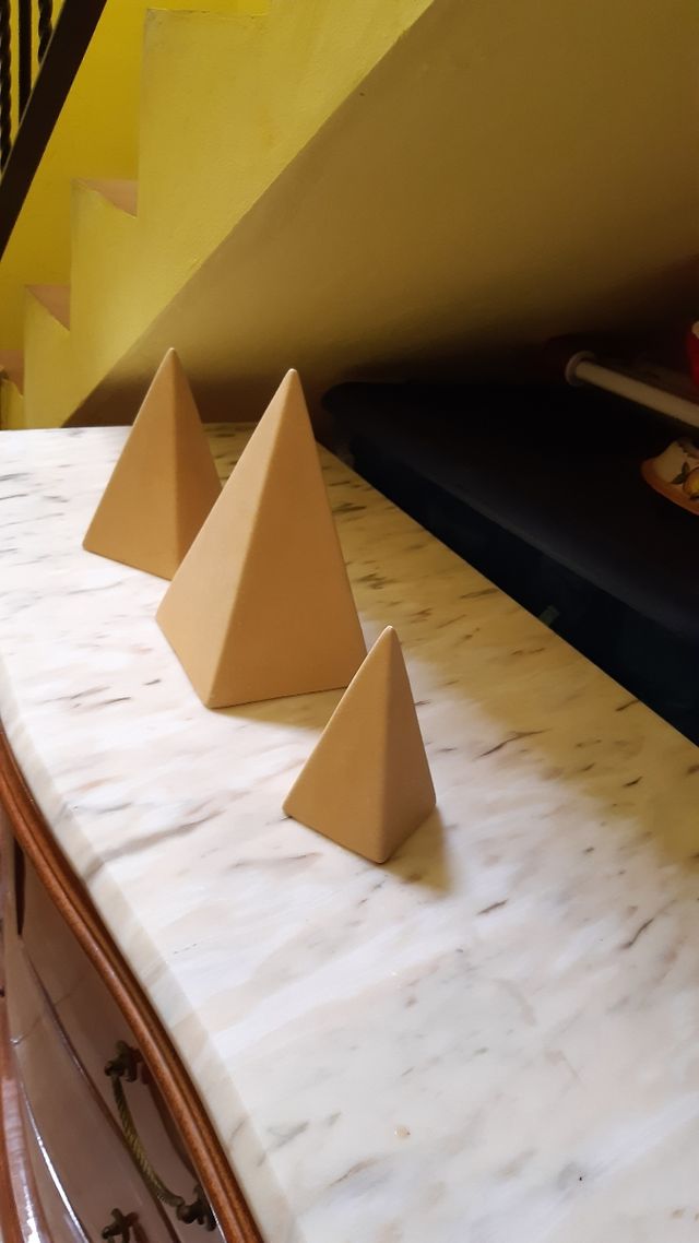 3 Figuras decorativas en amarillo