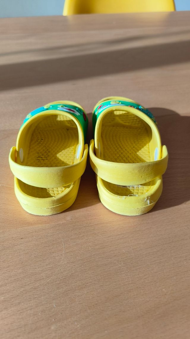 Chanclas tipo Crocs. T-23