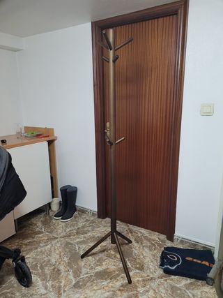 Perchero de madera marrón oscuro