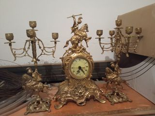 Reloj y candelabros