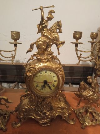 Reloj y candelabros