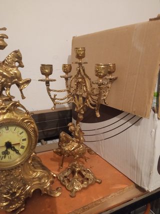 Reloj y candelabros