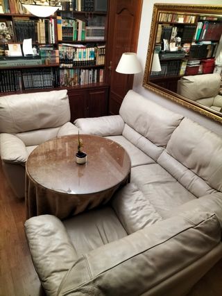 Due poltrone in pelle beige chiaro.