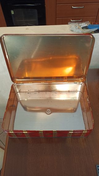 Grossa scatola in latta