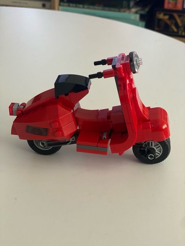 Vespa roja Lego
