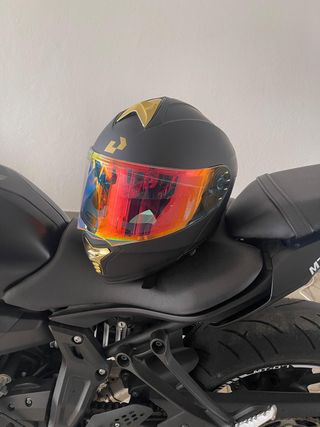 Capacete Preto & Dourado