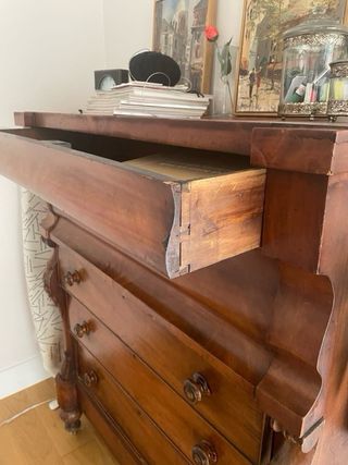 Preciosa cómoda escocesa de nogal artesanal