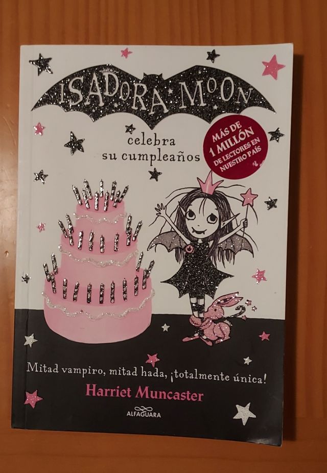 Isadora Moon celebra su cumpleaños / Isadora Moon Has a Birthday (Spanish Edition)