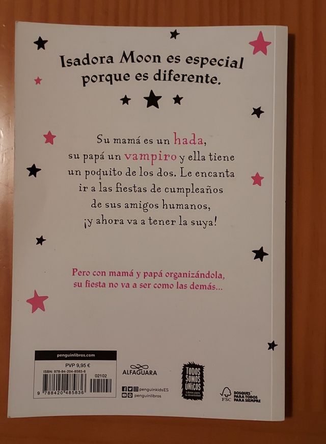 Isadora Moon celebra su cumpleaños / Isadora Moon Has a Birthday (Spanish Edition)