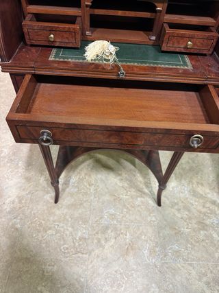 Mueble secreter con persiana