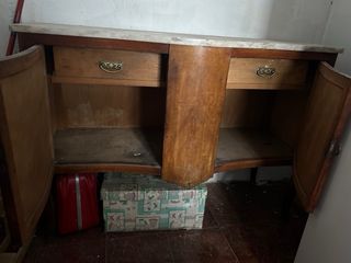 Armario bajo antiguo con encimera de mármol