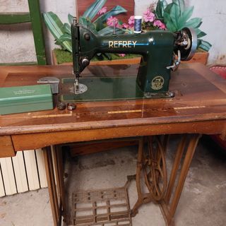 Máquina de coser Refrey