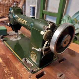 Máquina de coser Refrey