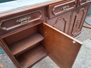 Recibidor de madera y mármol