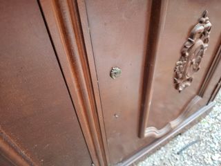 Recibidor de madera y mármol