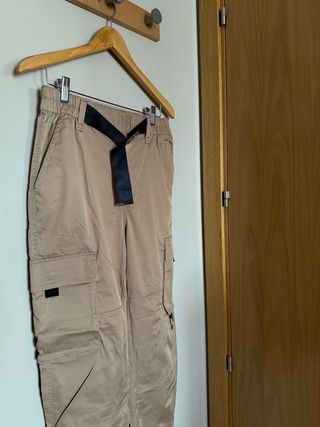 Pantalón cargo beige