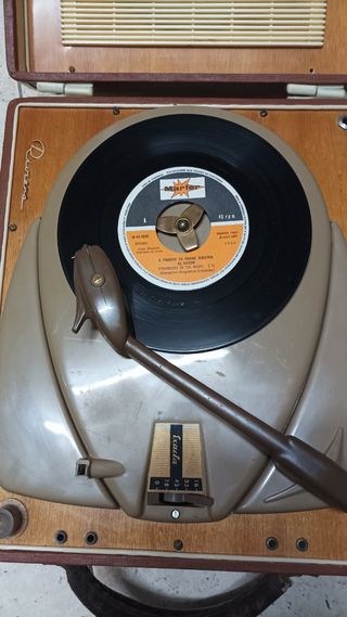 Tocadiscos portatil años 60