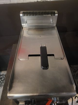 Freidora de gas marca Bertos.
